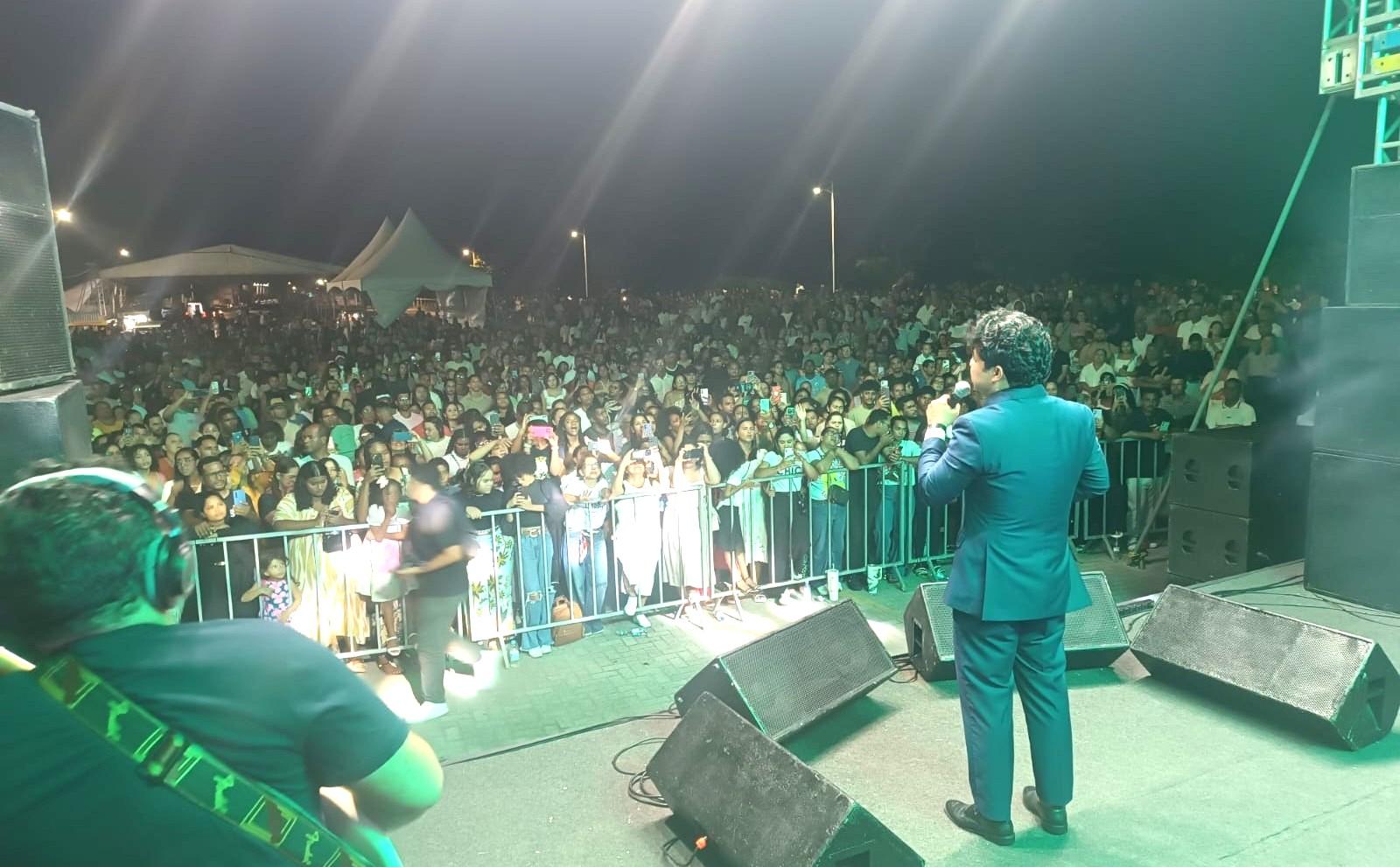 “Verão Jesus na Barra” reúne multidão em duas noites de fé na orla de Conceição da Barra, ES