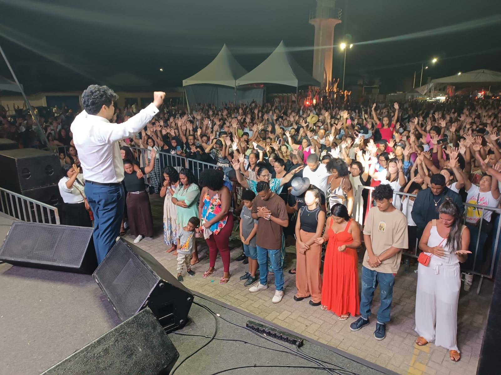 “Verão Jesus na Barra” reúne multidão em duas noites de fé na orla de Conceição da Barra, ES