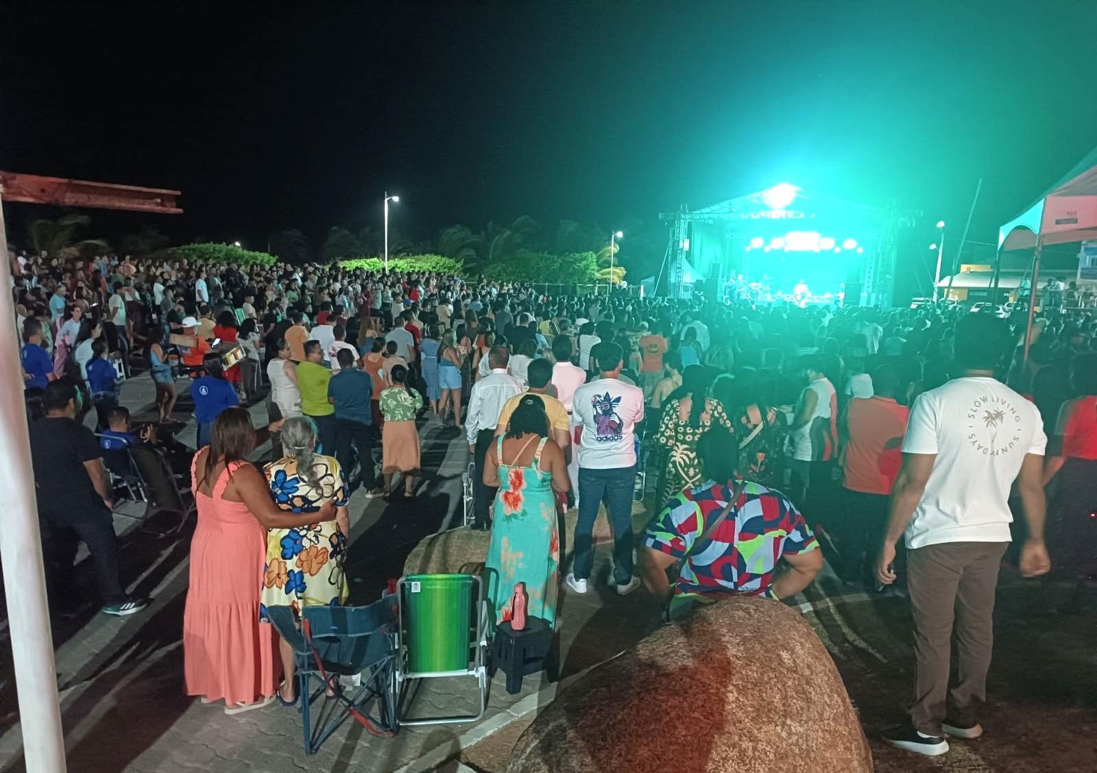 “Verão Jesus na Barra” reúne multidão em duas noites de fé na orla de Conceição da Barra, ES