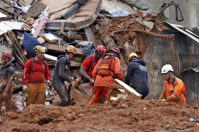 Chega a 46 o número de mortos nas chuvas na Zona da Mata Mineira