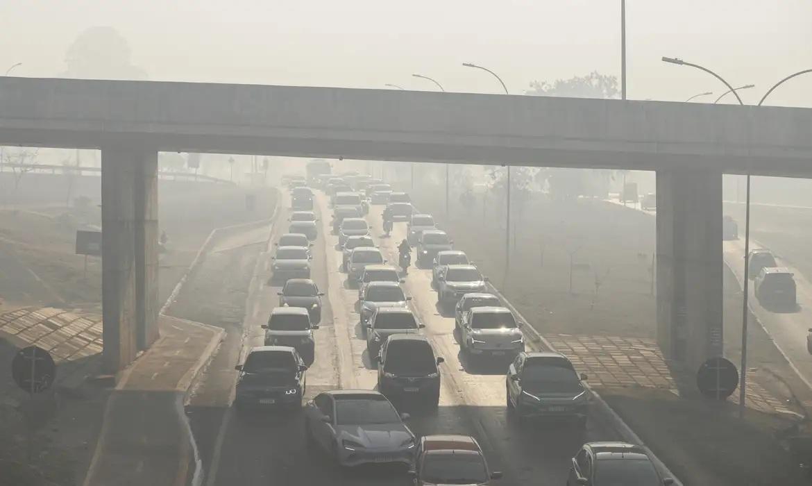 Concentração de poluentes no ar ultrapassa limites em todo o país