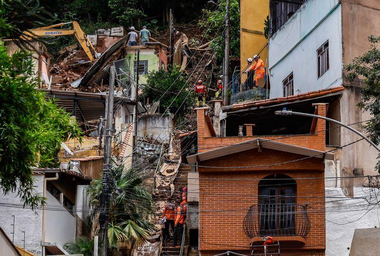 Sobe para 72 o número de mortos nas chuvas em Minas Gerais