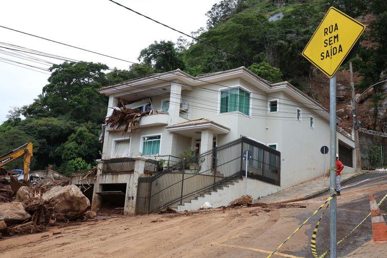 Buscas em Juiz de Fora estão encerradas; moradores seguem fora de casa