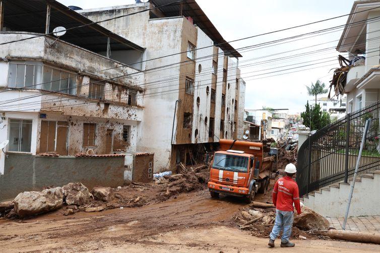 Buscas em Juiz de Fora estão encerradas; moradores seguem fora de casa