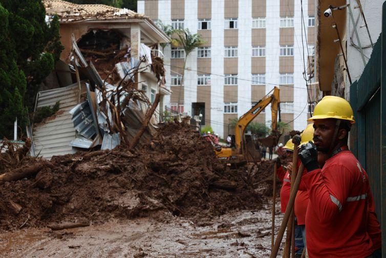 Buscas em Juiz de Fora estão encerradas; moradores seguem fora de casa