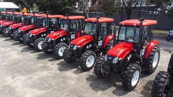 Governo do Espírito Santo entrega 85 máquinas e equipamentos agrícolas para municípios capixabas