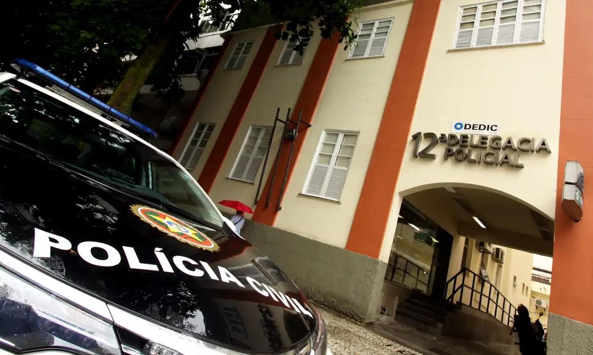 Jovens indiciados por estupro coletivo no Rio estão foragidos