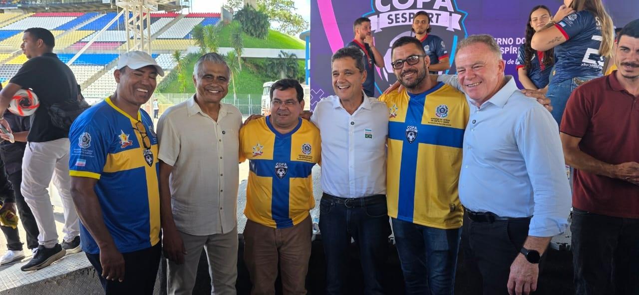 Secretário de Esporte e Lazer de Conceição da Barra, Aroldo Paranaguá, esteve no Estádio Kleber Andrade para receber material da Copa Sesport