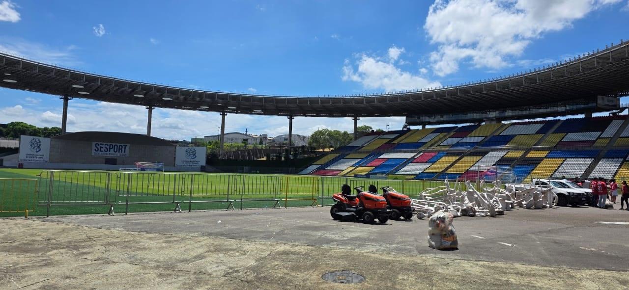 Secretário de Esporte e Lazer de Conceição da Barra, Aroldo Paranaguá, esteve no Estádio Kleber Andrade para receber material da Copa Sesport