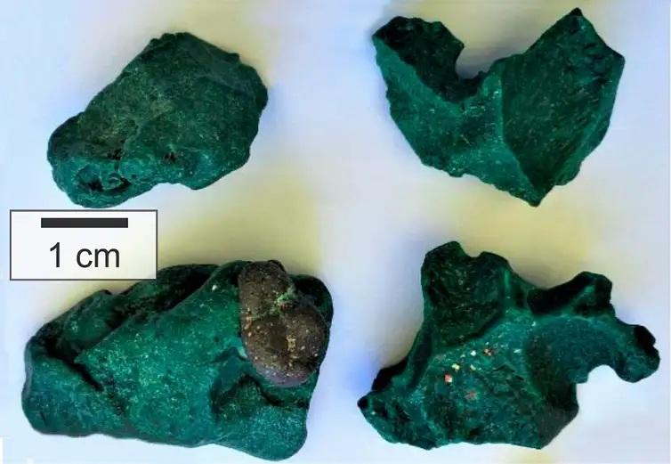 Rochas de plástico chegam a ninhos de tartarugas em ilha brasileira