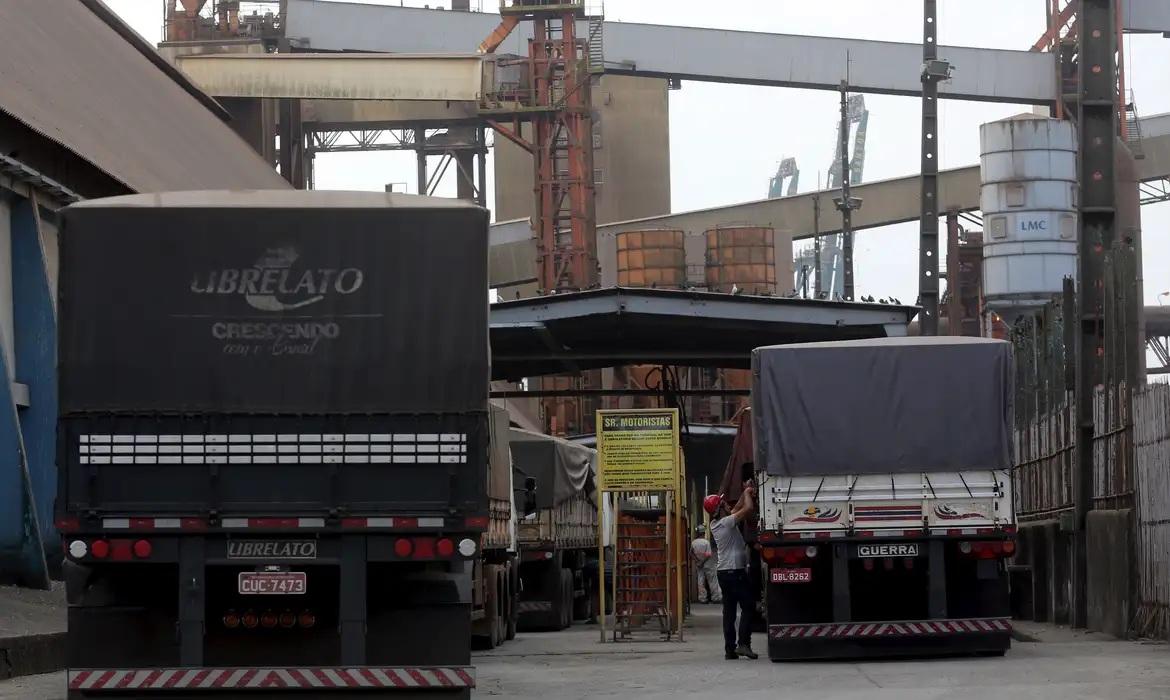 Governo propõe que estados zerem ICMS do diesel importado