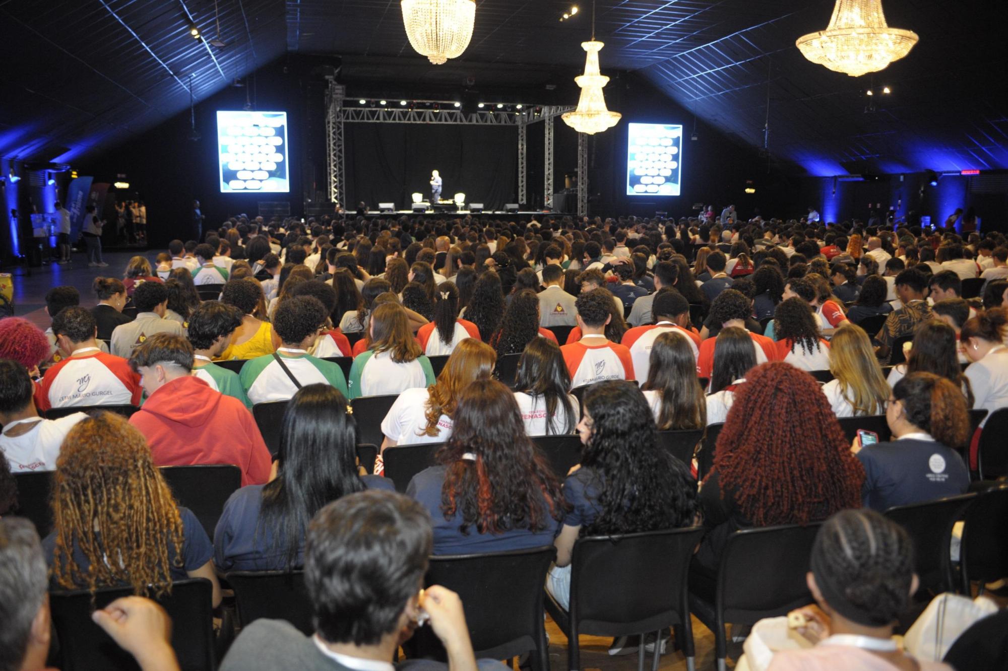Cerca de mil estudantes se reúnem em Vitória para debater futuro, carreira e protagonismo juvenil