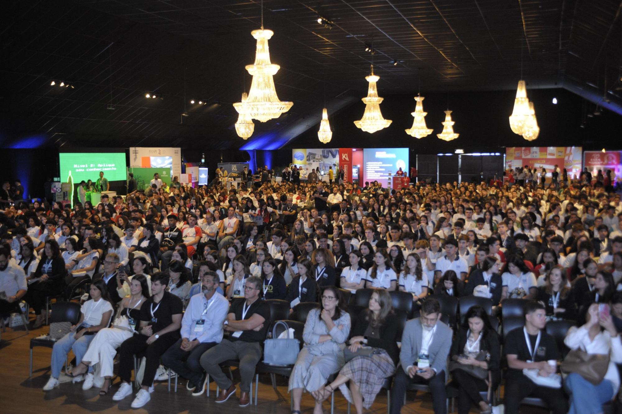 Cerca de mil estudantes se reúnem em Vitória para debater futuro, carreira e protagonismo juvenil