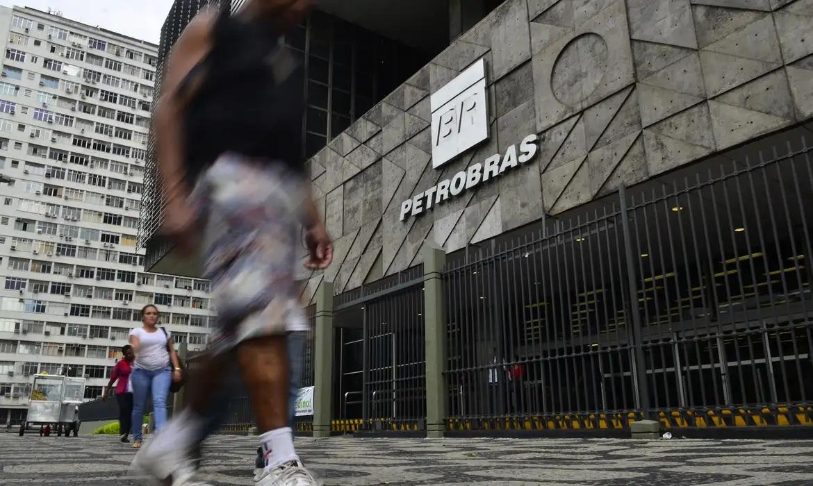 Petrobras diz entregar todo o combustível produzido nas refinarias