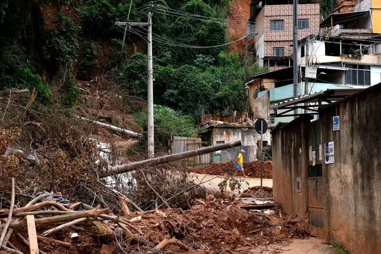 Famílias lutam para reconstruir a vida um mês depois de chuvas em MG