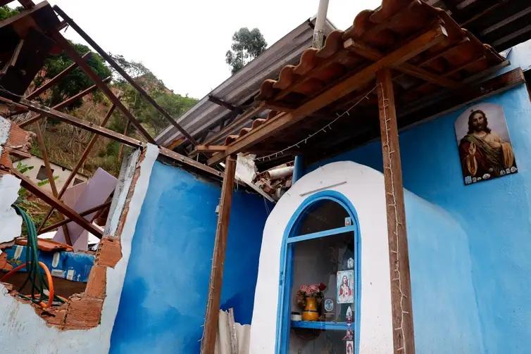 Famílias lutam para reconstruir a vida um mês depois de chuvas em MG