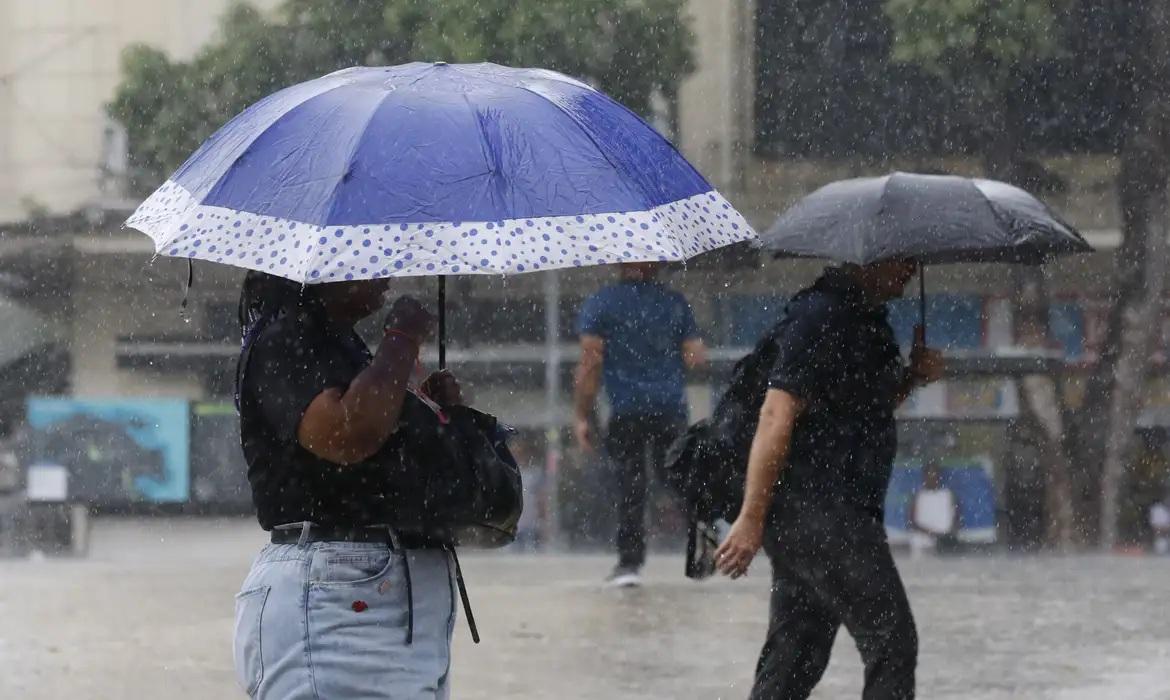 Semana começa com alerta laranja de chuvas intensas em 17 estados