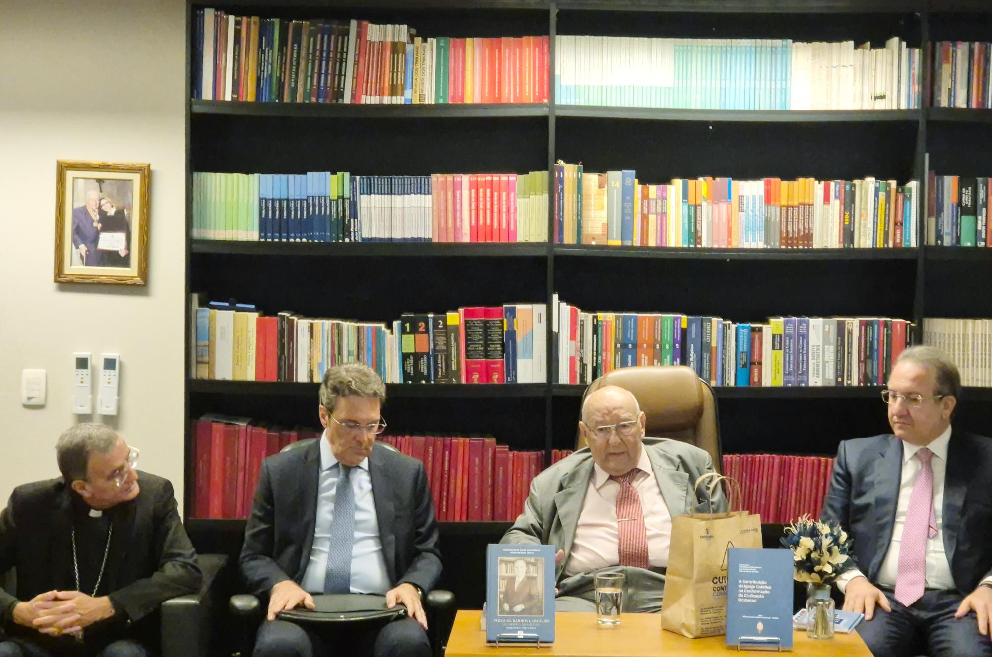 Ives Gandra lança obra e homenageia Paulo de Barros Carvalho