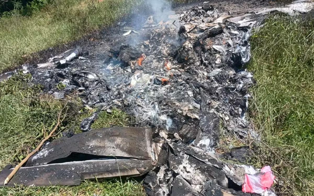 Queda de avião de pequeno porte deixa dois homens mortos em Rio Claro, no sul fluminense