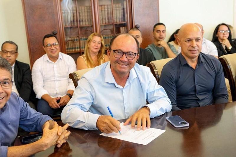 Casagrande assina Ordem de Serviço para obras de contenção da orla em Conceição da Barra, ES