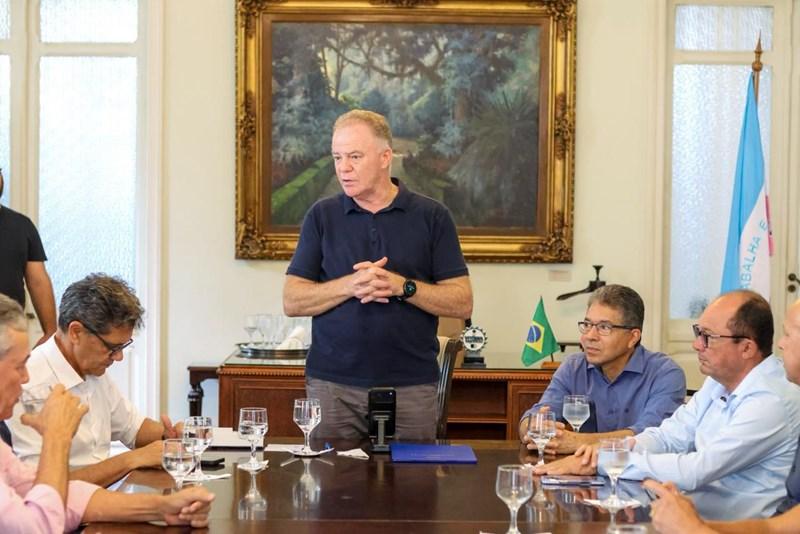 Casagrande assina Ordem de Serviço para obras de contenção da orla em Conceição da Barra, ES