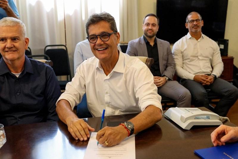 Casagrande assina Ordem de Serviço para obras de contenção da orla em Conceição da Barra, ES