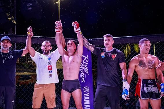 Contemplado pelo Bolsa Atleta, lutador conquista cinturão em estreia no MMA profissional no Oliveira Fight