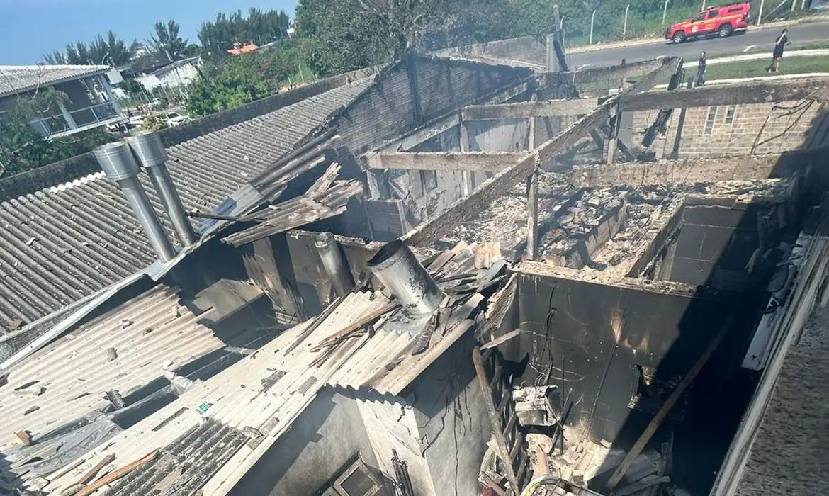 Avião de pequeno porte cai sobre restaurante e deixa quatro mortos no RS