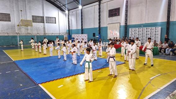 Sesport entrega materiais esportivos do projeto Campeões de Futuro em Jaguaré, no ES