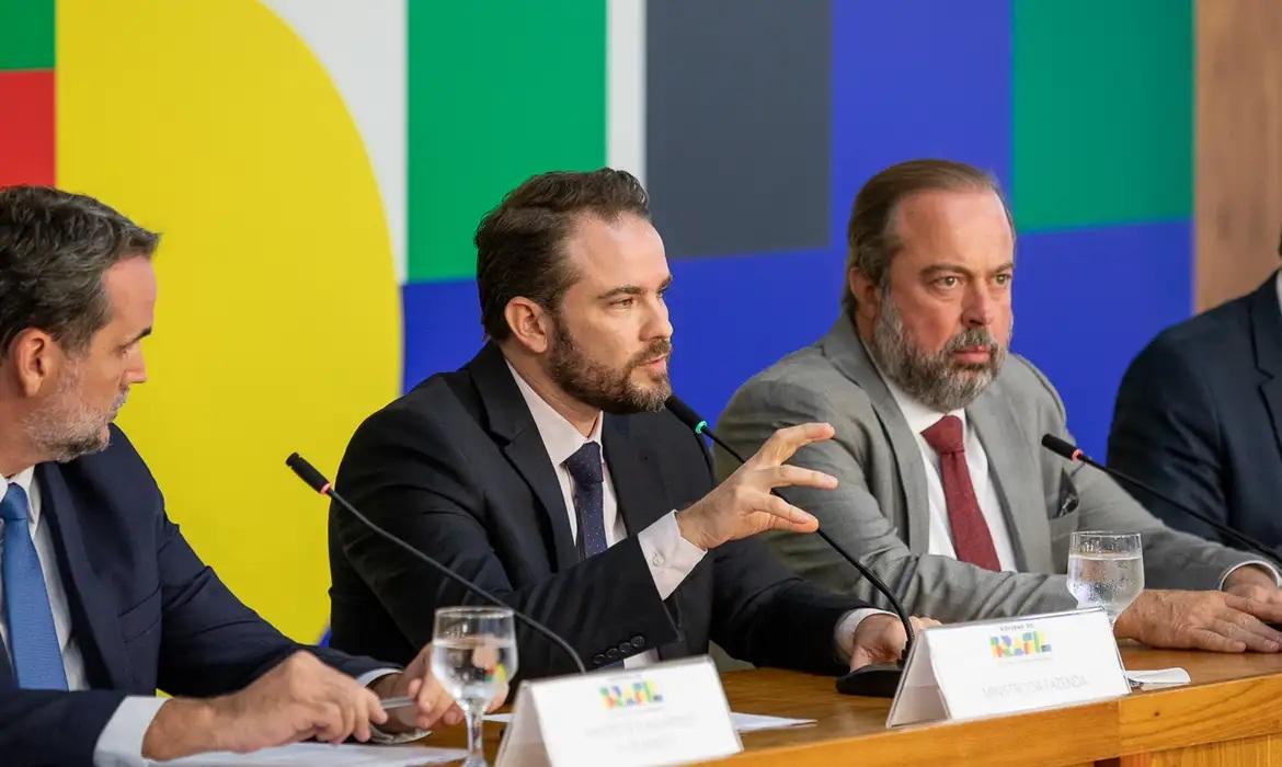 Governo eleva imposto do cigarro para bancar querosene e biodiesel