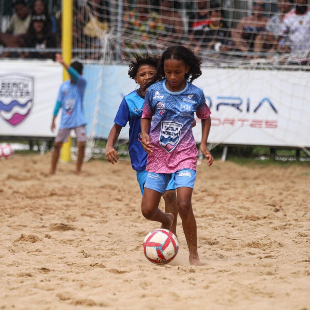 Escolinha Indígena de Beach Soccer em Aracruz completa um ano com impacto social e quase 100 crianças atendidas