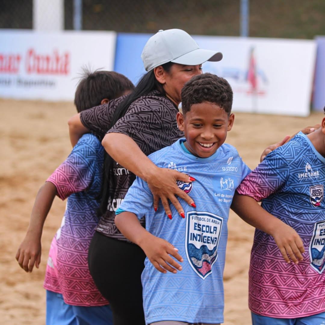 Escolinha Indígena de Beach Soccer em Aracruz completa um ano com impacto social e quase 100 crianças atendidas