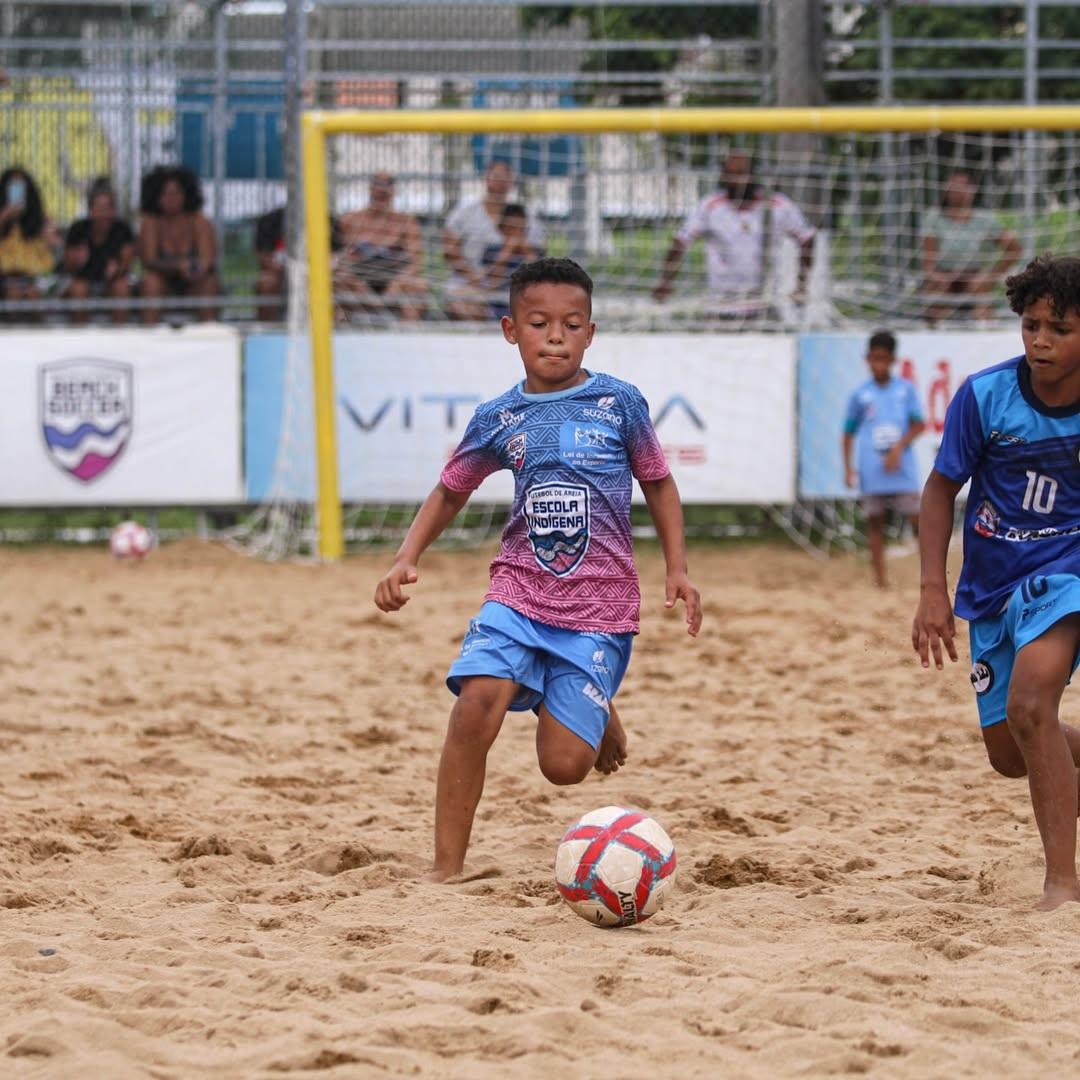 Escolinha Indígena de Beach Soccer em Aracruz completa um ano com impacto social e quase 100 crianças atendidas