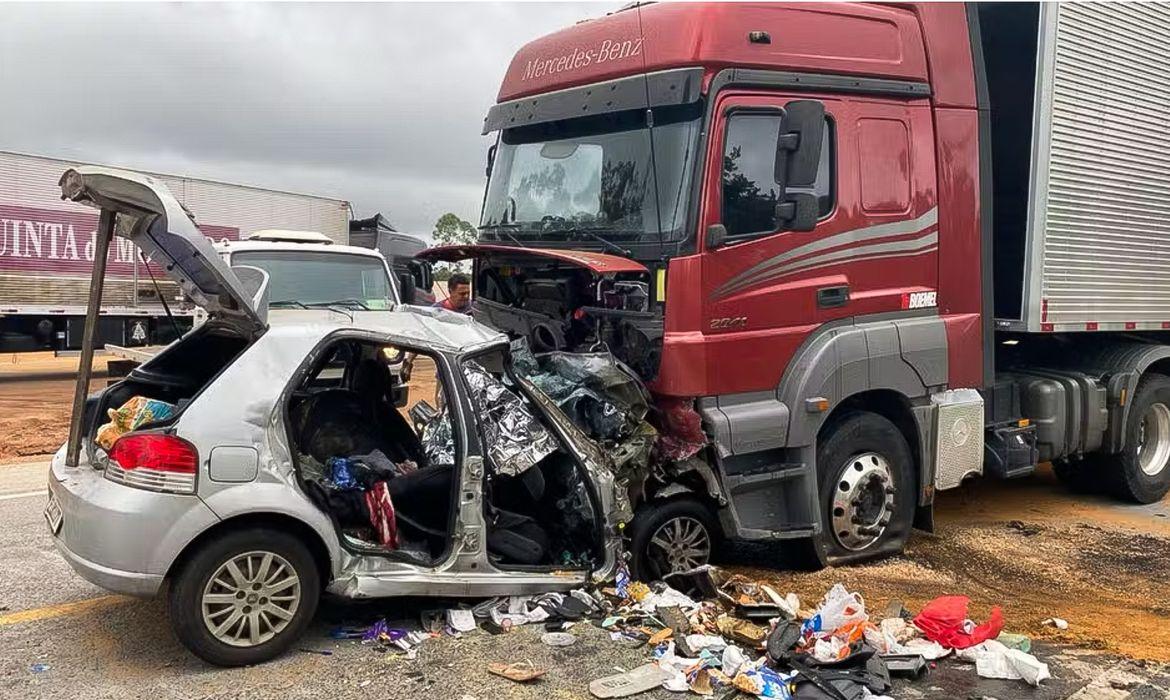 Grave acidente entre dois carros na BR-251 mata seis pessoas da mesma família