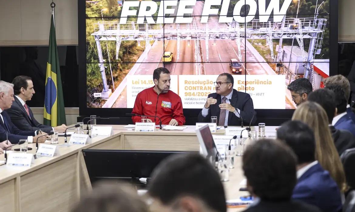 Governo suspende 3,5 milhões de multas por não pagar pedágio