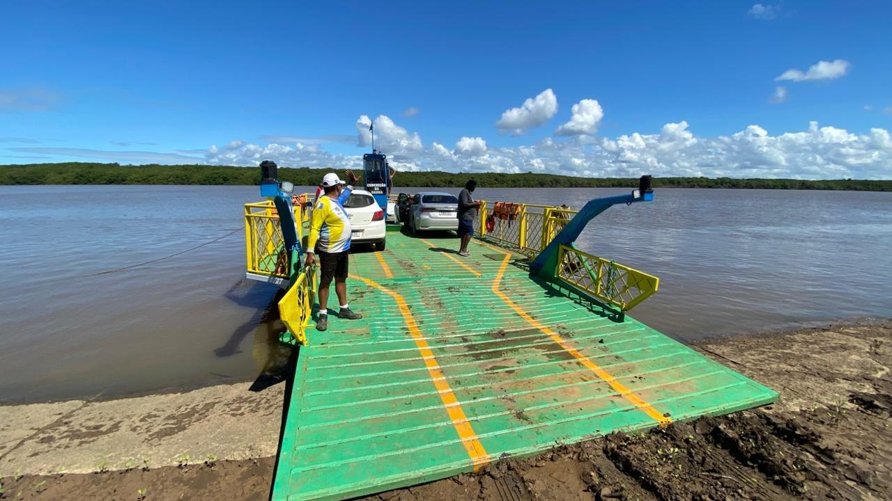 Balsa retoma operação no Rio Cricaré, em Conceição da Barra, ES