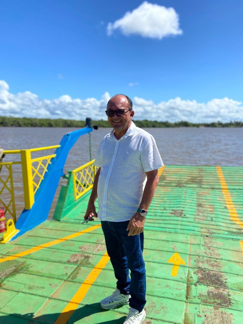 Balsa retoma operação no Rio Cricaré, em Conceição da Barra, ES