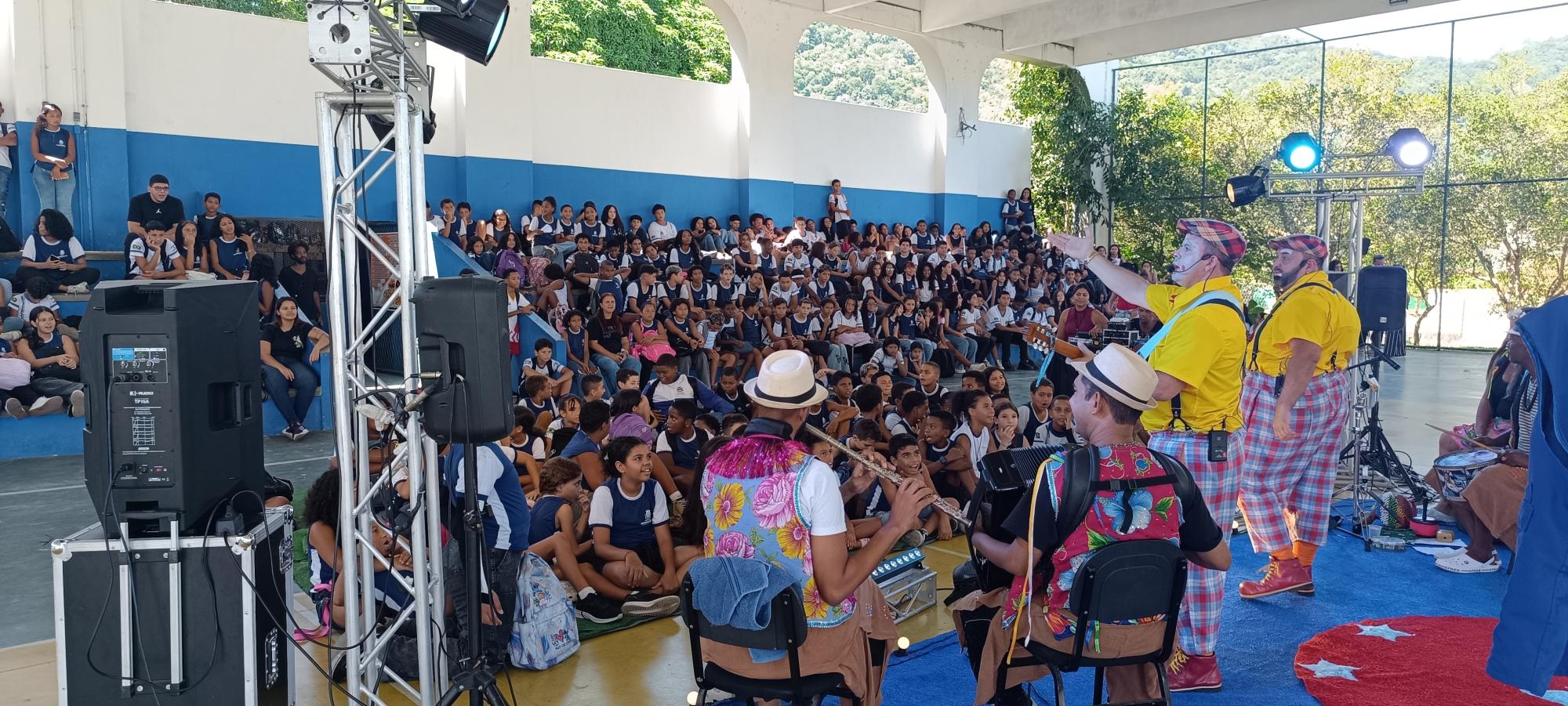 Turma Em Cena leva circo-teatro gratuito a Vila Velha, ES