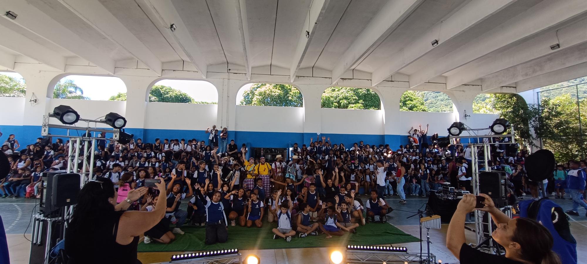 Turma Em Cena leva circo-teatro gratuito a Vila Velha, ES