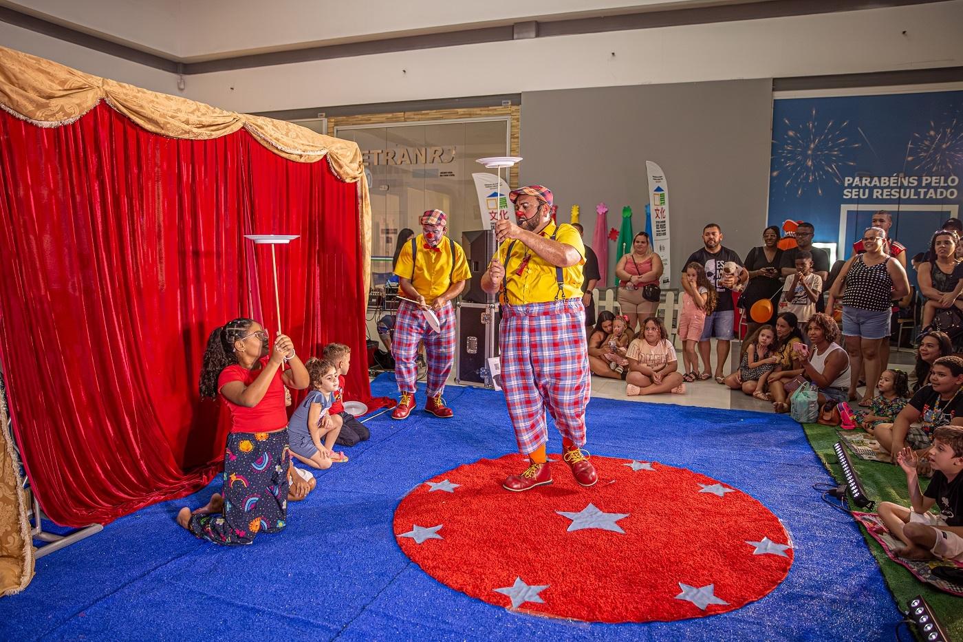 Turma Em Cena leva circo-teatro gratuito a Vila Velha, ES