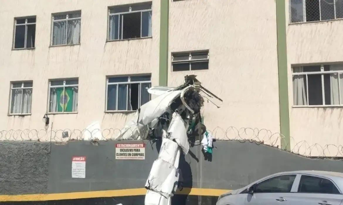 Avião de bimotor cai, bate em prédio e deixa duas pessoas mortas