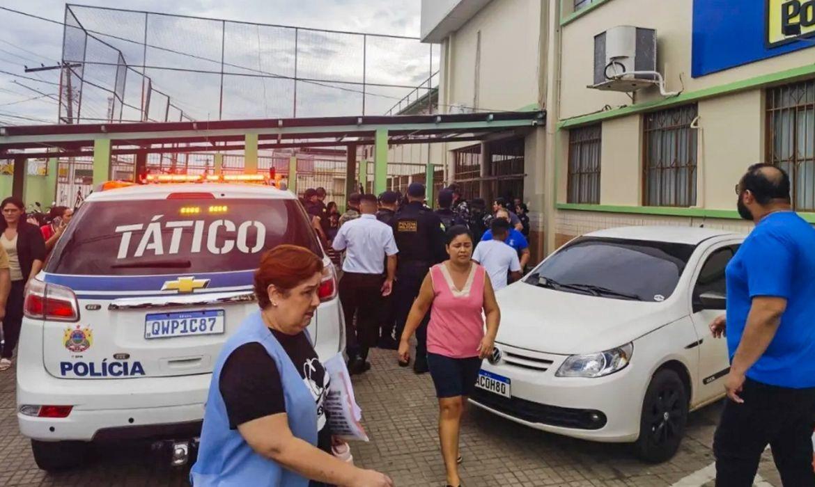 Adolescente invade escola e mata duas funcionárias a tiros