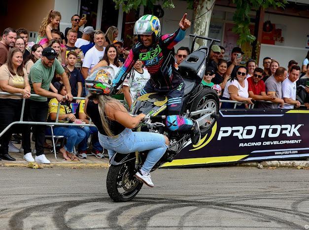 Grande espetáculo inédito de manobras radicais sobre duas rodas em Conceição da Barra, ES