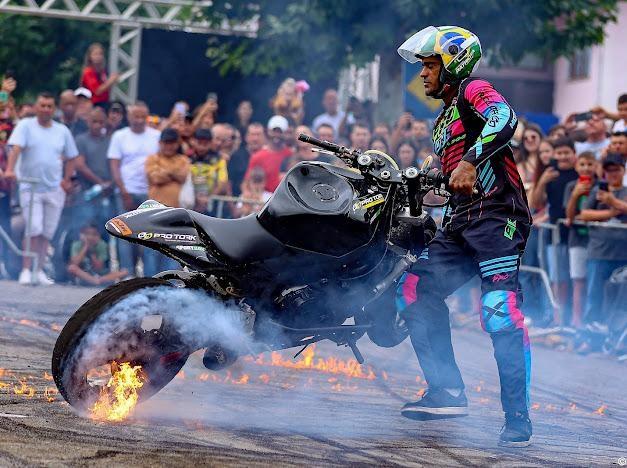 Grande espetáculo inédito de manobras radicais sobre duas rodas em Conceição da Barra, ES
