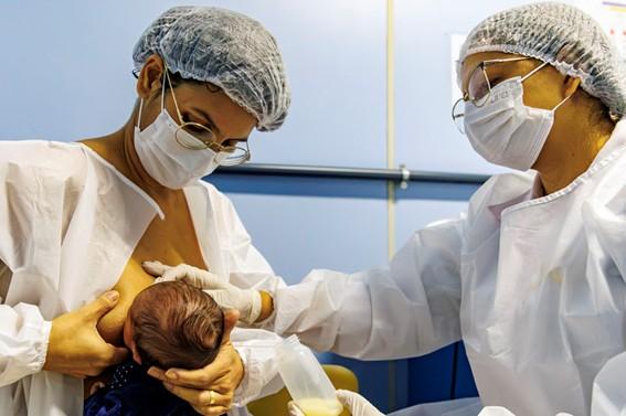 Hucam-Ufes orienta mães sobre a importância da doação de leite materno