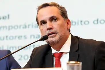 Governo cria subsídio de até R$ 0,89 para segurar preço da gasolina