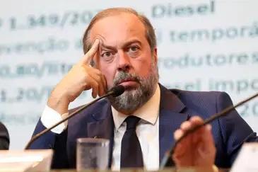 Governo cria subsídio de até R$ 0,89 para segurar preço da gasolina