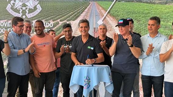 Governador Ricardo Ferraço entrega obras e anuncia novos investimentos em Pedro Canário, ES
