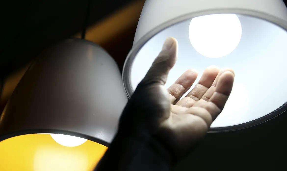 Aneel aprova R$ 5,5 bilhões para reduzir conta de luz em 22 distribuidoras