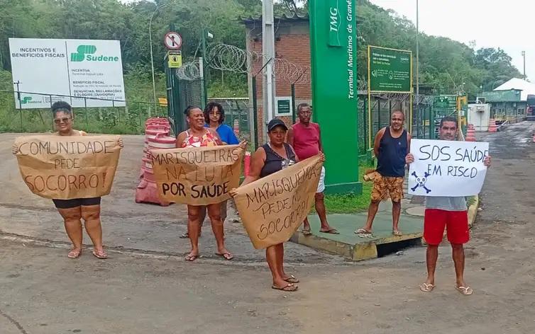 Comunidade na orla baiana sofre há 100 dias com contaminação da praia